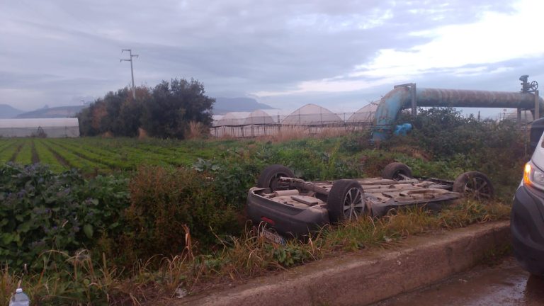 Battipaglia, auto si ribalta e finisce nel canale: 2 feriti