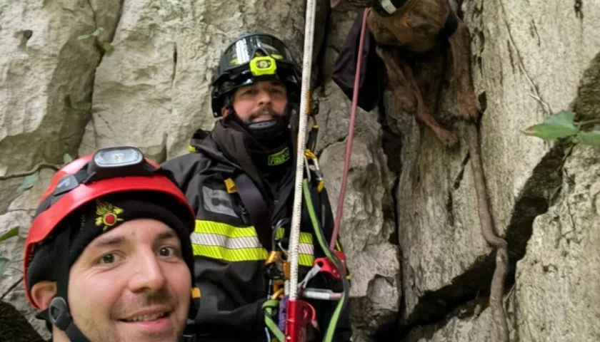 Cane cade nel fiume Sammaro a Roscigno: salvo grazie ai Vigili del Fuoco