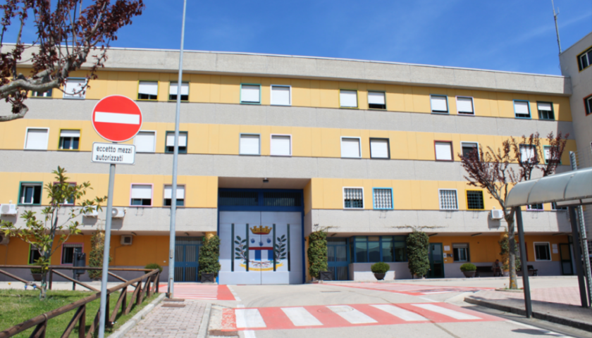 Detenuto di Salerno picchiato in carcere a Sant’Angelo dei Lombardi: finisce in ospedale