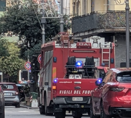Salerno, cadono calcinacci da un palazzo di Largo Caduti di Brescia
