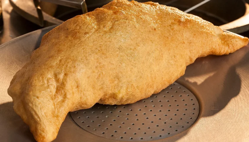 La Regina delle Pizze: La pizza fritta Napoletana conquista l’Italia