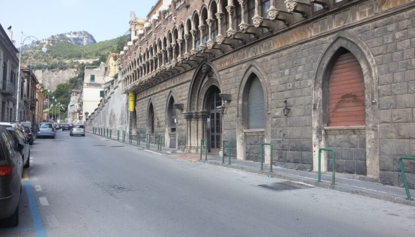 Passeggia per via Croce con la moglie, avverte un malore e muore