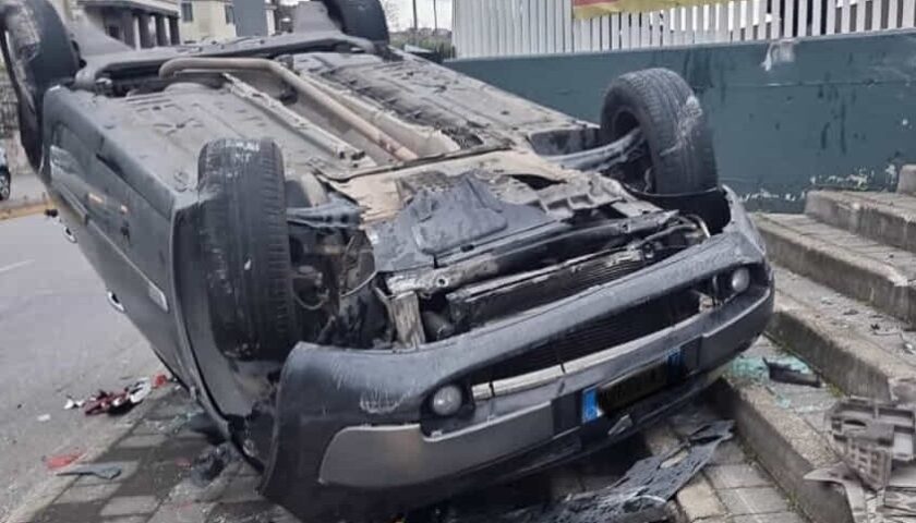 Salerno, paura in via dei Greci: auto si ribalta sulle scale del centro commerciale