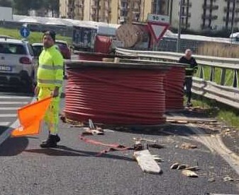 Battipaglia, camion perde il carico: caos allo svincolo