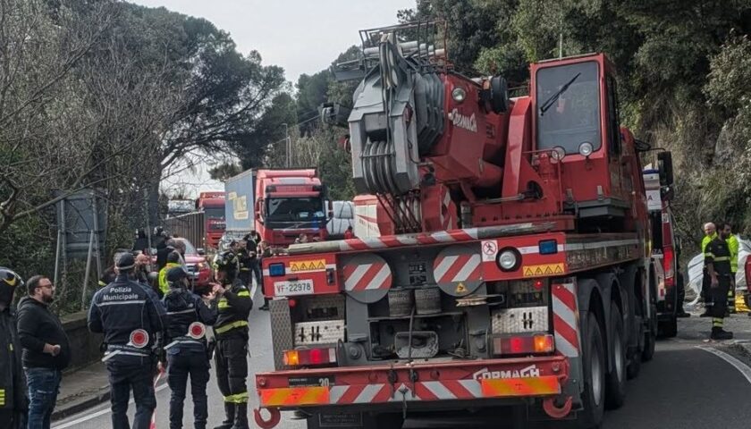 Ciclista travolto e ucciso in strada a Salerno, indagato autista del camion