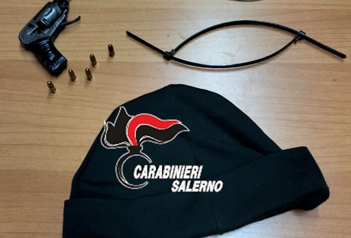 Rapina distributore di benzina con pistola clandestina, arrestato