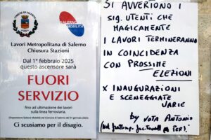 Salerno, stazioni metro chiuse per lavori: a Pastena spunta un cartello ironico