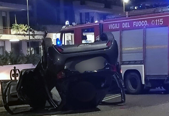 Salerno, auto si ribalta sul lungomare Tafuri