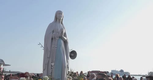 Salerno, applausi e preghiere per la statua della Madonna di Lourdes