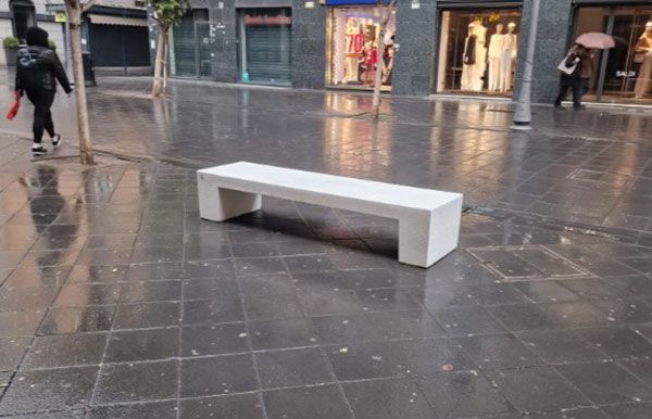 Salerno, nuove panchine su corso Vittorio Emanuele riqualificato