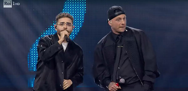 Sanremo 2025, ovazione all’Ariston per la cover di Rocco Hunt e Clementino