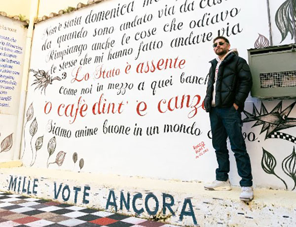 Sanremo 2025, Rocco Hunt pubblicizza versi del suo brano al Rione Fornelle