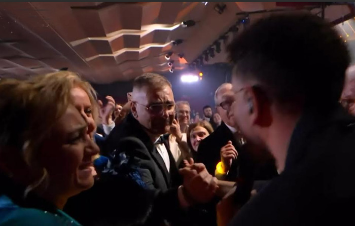 Emozioni a Sanremo, Rocco Hunt scende in platea per mamma e papà