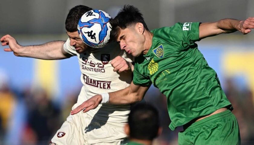 La Salernitana si sveglia tardi, la Carrarese resiste e incassa la vittoria