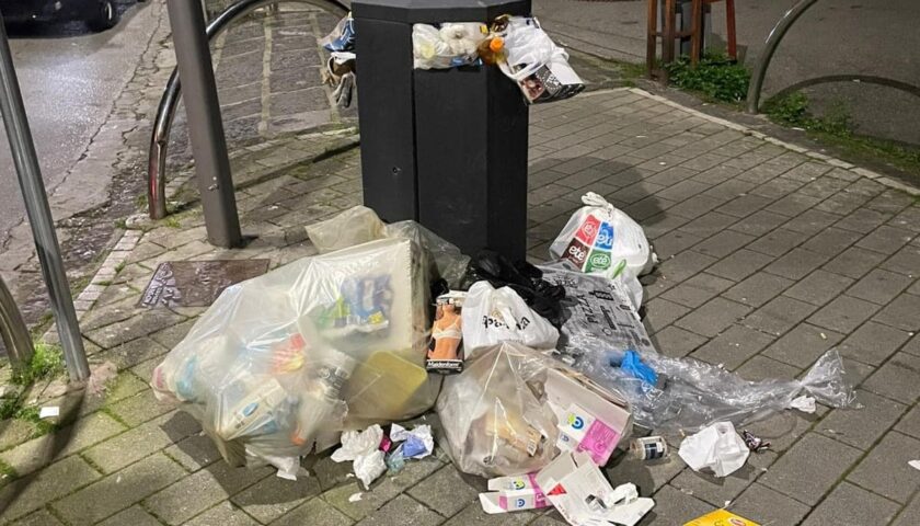 Salerno, cestini per la carta utilizzati per non fare la differenziata. “Poi danno la colpa ai turisti”