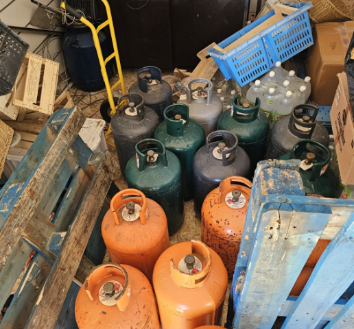 Battipaglia, sequestrate 31 bombole in due market