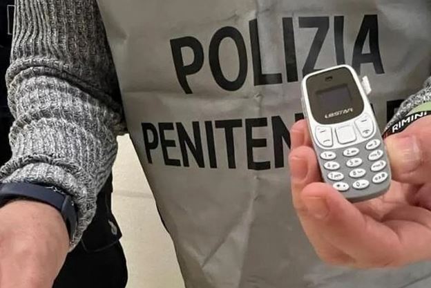 Tentano di introdurre cellulari nel carcere di Carinola: arrestati due salernitani