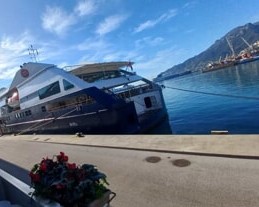 Salerno, la Clio della Grand Circle Line alla stazione marittima