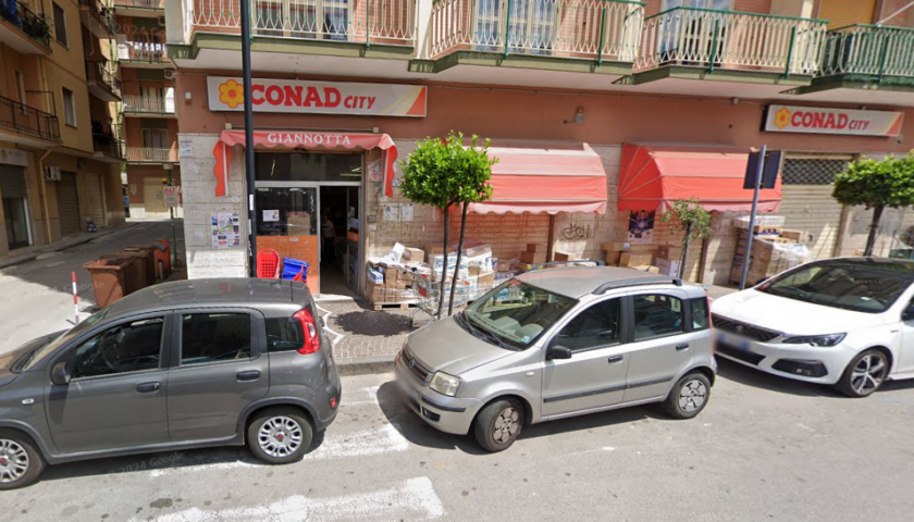 Mercato San Severino, si finge cliente e rapina il supermercato