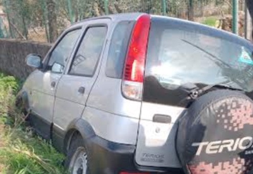 Auto sbanda e finisce nella cunetta, paura a Giffoni Valle Piana
