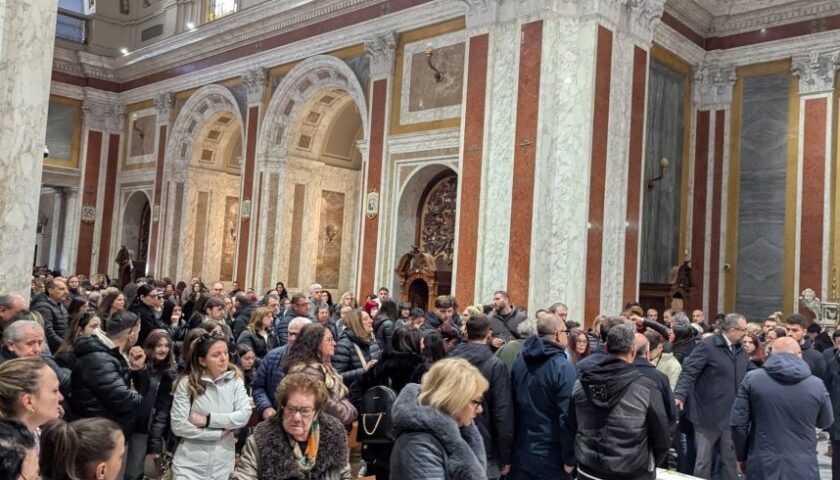 Pagani: lacrime, commozione e palloncini bianchi per l’addio a Daniela Gambardella