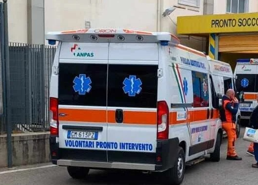 Eboli, ambulanze in fila per 5 ore davanti al Pronto Soccorso