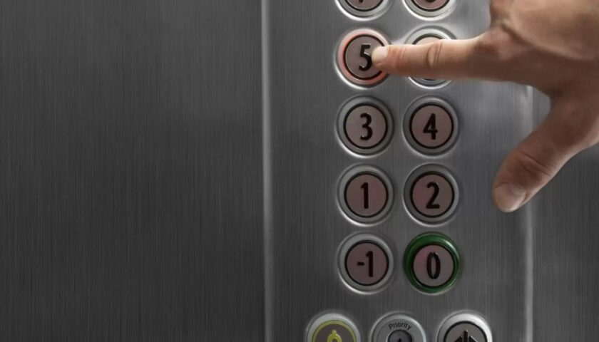 Ascensore precipita in un palazzo, salvate le persone nella cabina