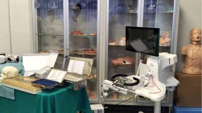 Salerno, ospedale Ruggi: sistema nervoso centrale, lezione con il nuovo simulatore