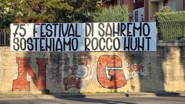 Sanremo, striscione a Salerno: sosteniamo Rocco Hunt