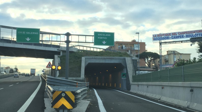 Auto contromano, paura Napoli/Salerno:
