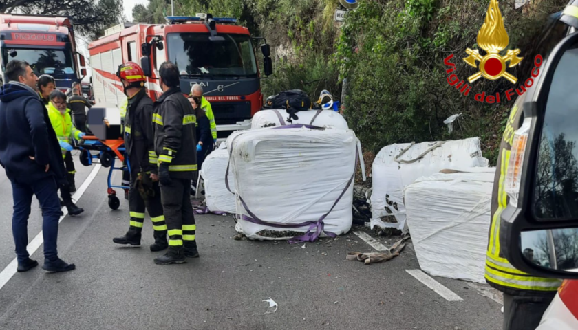 Travolto da un carico di un camion, il ciclista  morto è un uomo di 49 anni