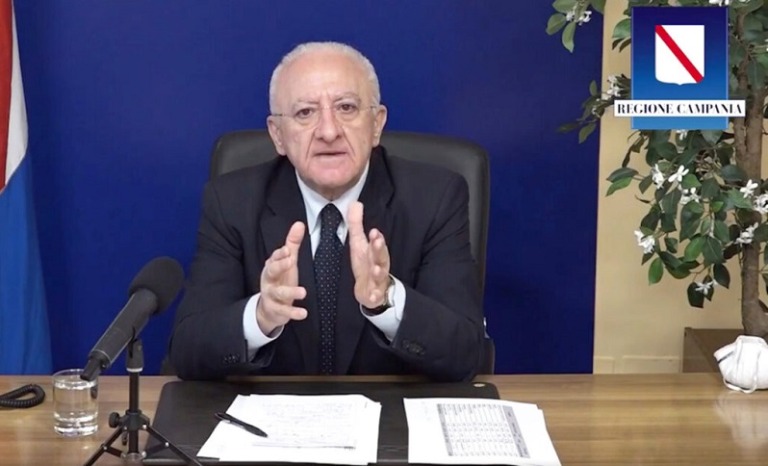 Regionali, De Luca sul campo largo: “Non conosco questa espressione oscena, intanto sono in concorrenza con Trump per il Papato”