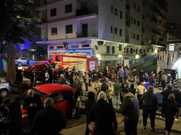 Forte terremoto stanotte tra Napoli e Pozzuoli, magnitudo 4,4; crolli e gente in strada
