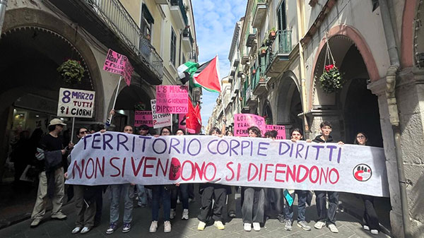 A Cava de’ tirreni studenti in piazza per i diritti delle donne