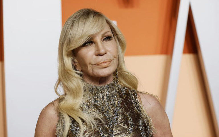 Cambia la Guardia in Casa Versace: L’Eredità di Donatella e la Sfida di Vitale
