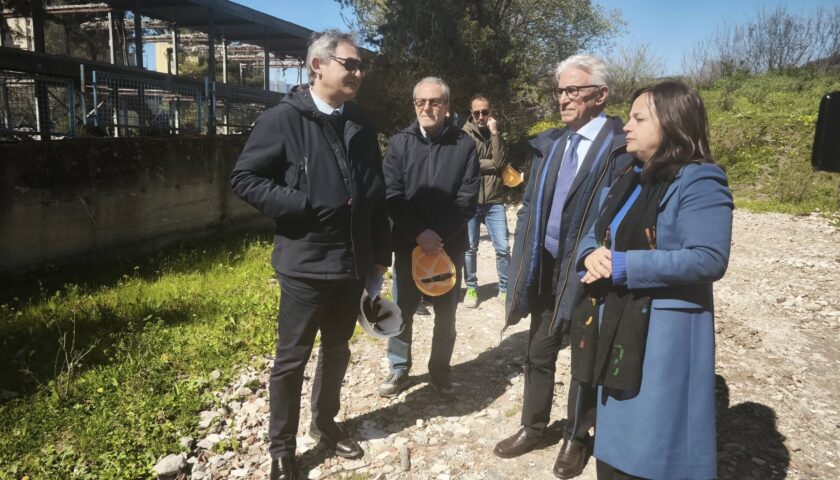 Salerno, iniziata la demolizione della ex scuola Gatto