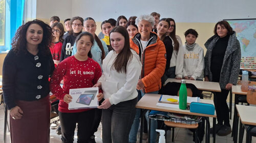 Camerota, vincono un tablet al concorso e lo donano alla compagna disabile