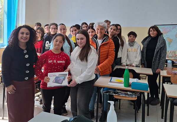 Camerota, vincono un tablet al concorso e lo donano alla compagna disabile