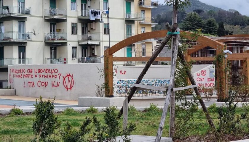 Cava de’ Tirreni, scritte no vax al Parco Urbano. Il sindaco Servalli: sono senza parole