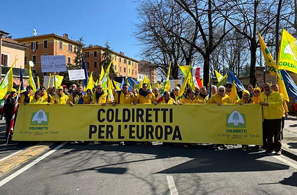 Coldiretti Campania in corteo a Parma: serve chiarezza: stop ai cibi sintetici ed ultraformulati