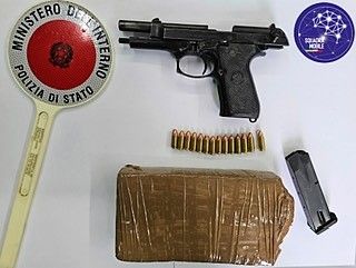 Sotto la sella dello scooter con un chilo di cocaina, pistola e munizioni: arrestato