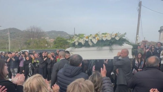 Dolore e lacrime a Roccadaspide per l’addio a Samuel Oricchio. Fiato sospeso per il 28enne ferito