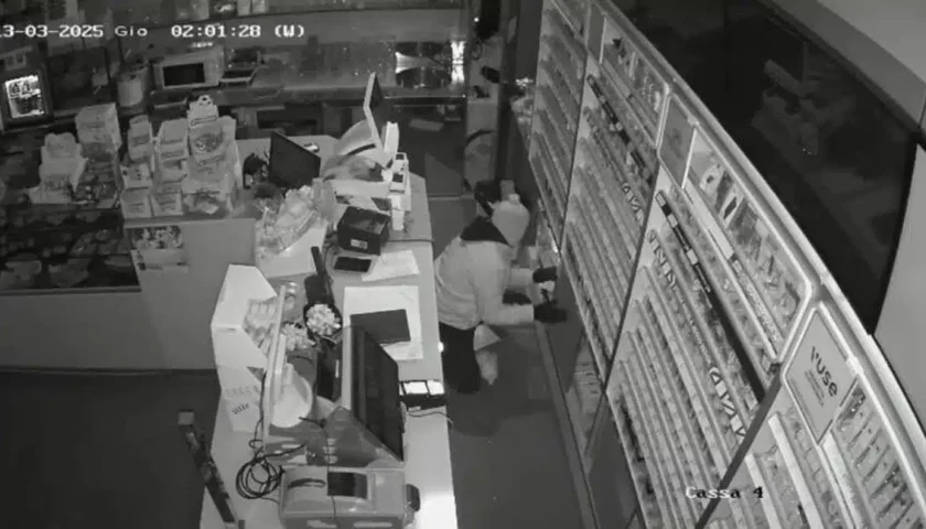 Pontecagnano, ladri in azione in un bar tabacchi del litorale: rubati soldi e sigarette