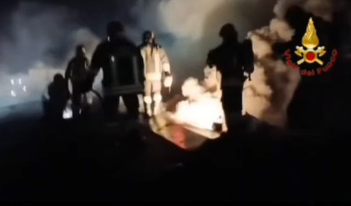 San Valentino Torio, incendio devasta il tetto di una palazzina: vigili del fuoco in azione