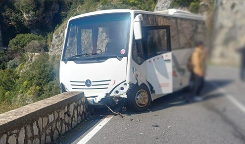 Incidente sulla Statale 163 Amalfitana, in fin di vita motociclista