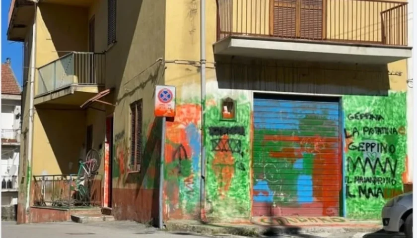 Vandali in azione a Centola: imbrattata abitazione con frasi ingiuriose contro i proprietari, indagini in corso