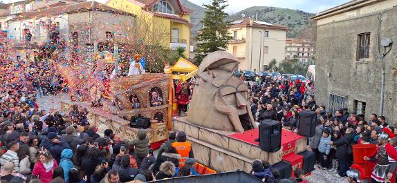 A Palomonte il carnevale incassa il successo con migliaia di turisti, tra satira e spettacoli