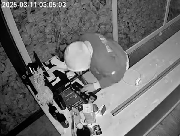 Pastena, raid notturno nel ristorante per rubare: ladro ripreso dalle telecamere