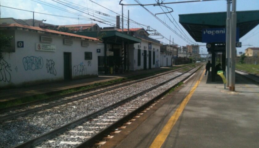 Pagani, persona stesa sui binari: caos circolazione treni