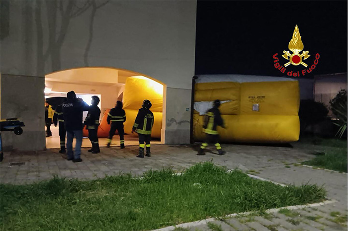 Salerno, a Fuorni uomo tenta di suicidarsi gettandosi dalla finestra: salvato